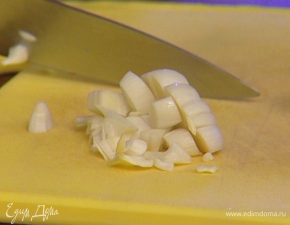 Чеснок почистить и мелко порубить. 