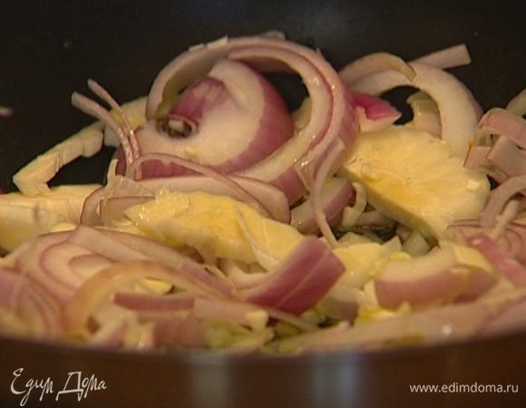 Разогреть в сковороде 2−3 ст. ложки оливкового масла, обжарить лук и чеснок.