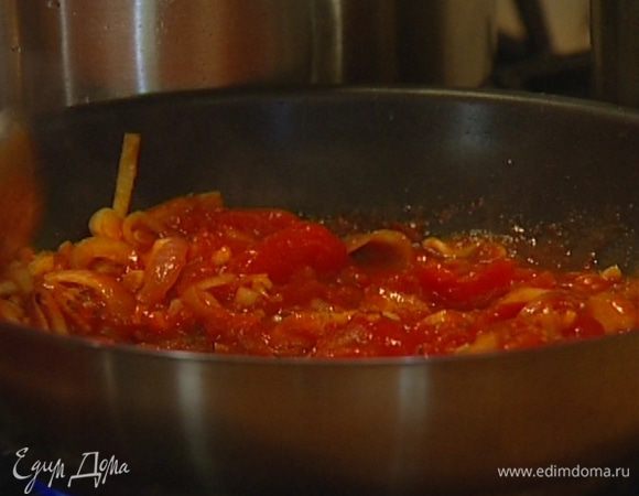 Добавить тмин, кориандр, молотый сладкий перец, томатную пасту, сацебели и помидоры в собственном соку, перемешать и тушить 3−4 минуты.