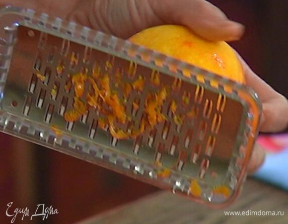 Цедру апельсина натереть на мелкой терке.