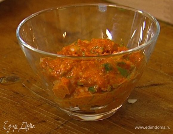 Зеленый лук мелко порубить и добавить в соус. 