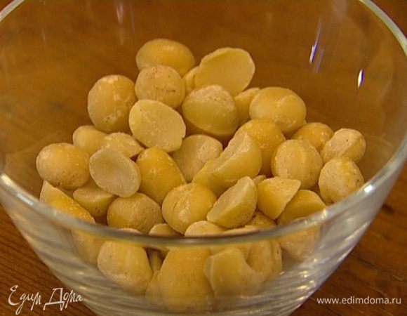 Орехи подсушивать в разогретой духовке в течение 5 минут. 