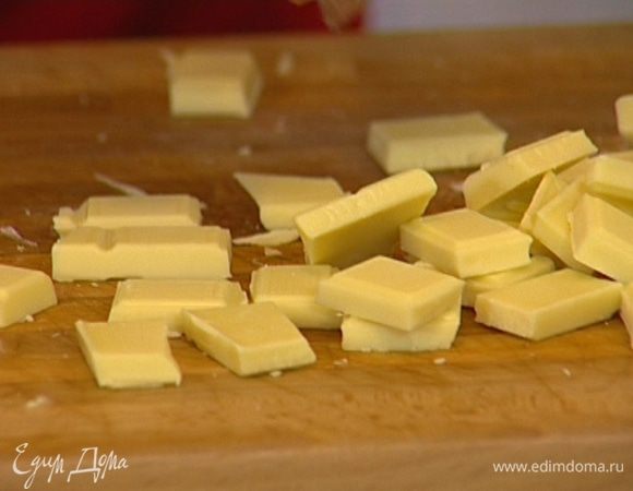 Белый шоколад поломать маленькими кусочками.