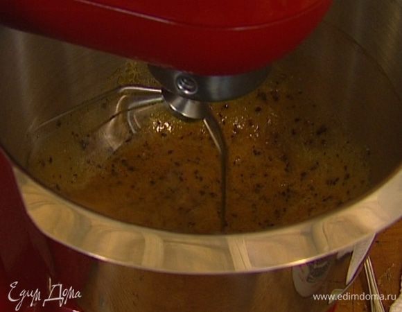 Яйца взбить с сахаром, солью, ванильным экстрактом и растворимым кофе.