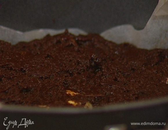 Ввести муку, вымешать тесто и выложить его в квадратную форму, выстеленную бумагой для выпечки. 