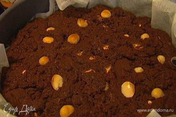 Выложить оставшиеся орехи сверху на тесто, слегка утопив их, и выпекать корж 30−35 минут, затем вынуть из духовки и остудить.