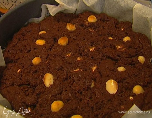 Выложить оставшиеся орехи сверху на тесто, слегка утопив их, и выпекать корж 30−35 минут, затем вынуть из духовки и остудить. 