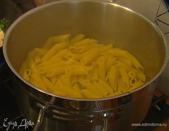 Макароны отварить в кипящей подсоленной воде (не переварить!). 