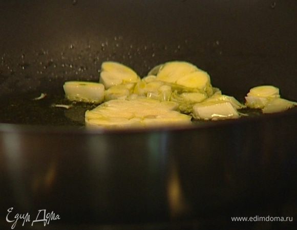 Разогреть в сковороде растительное масло, добавив для запаха молодой чеснок.  