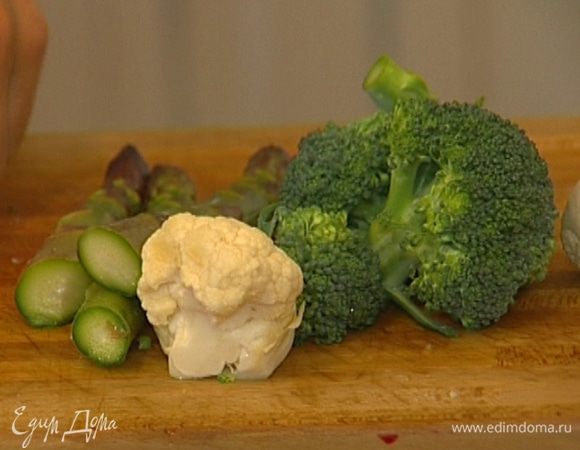 У спаржи срезать грубые концы, порезать ее на кусочки.