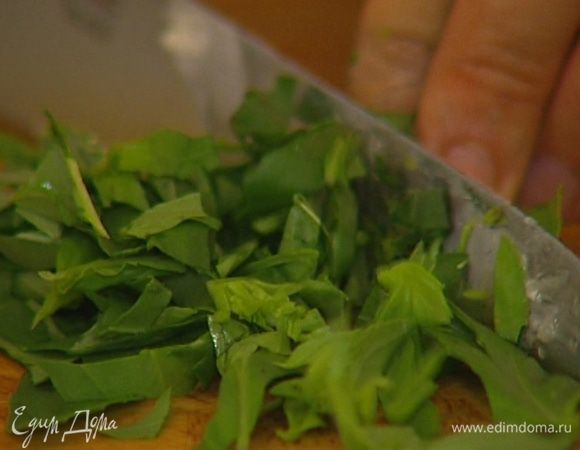 Листья базилика порубить.