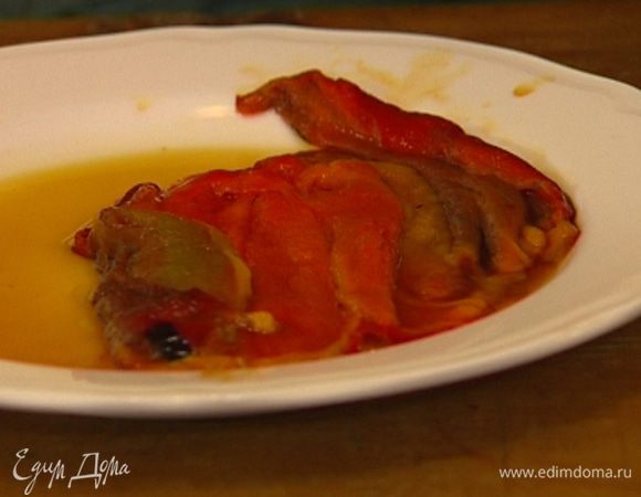 Сладкий перец запечь в духовке и положить на несколько минут в кастрюлю, плотно накрыв крышкой. Затем удалить семена и плодоножку, снять кожицу и нарезать перец небольшими кубиками.