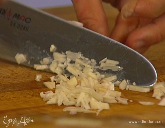 Весь чеснок очистить от грубой верхней кожуры и мелко порубить.