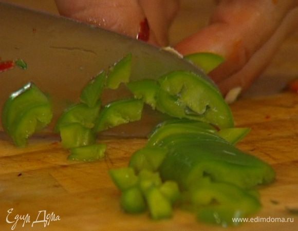 Перец чили, удалив семена, нарезать очень мелко.