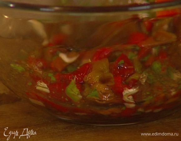 Приготовить соус: сладкий перец соединить с кинзой, чили и половиной нарубленного чеснока, влить лимонный сок, все посолить и перемешать.