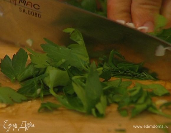 Зеленый лук и петрушку мелко порубить.