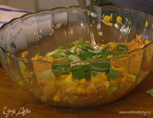 Соединить фарш, яйцо, кукурузу, отжатый хлеб и оставшийся чеснок, добавить зеленый лук, петрушку и тмин, все посолить, поперчить и вымешать.