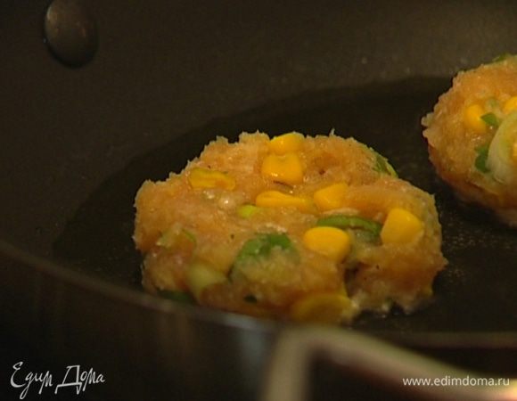 Сделать небольшие котлетки и обжарить их слегка с обеих сторон в небольшом количестве растительного масла, затем накрыть фольгой и отправить сковороду в духовку на 5−7 минут.