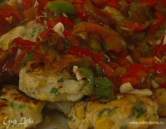 Полить горячие котлетки соусом и подавать.