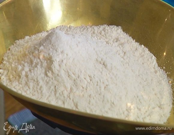 Муку перемешать с 25 г сахарной пудры и солью.