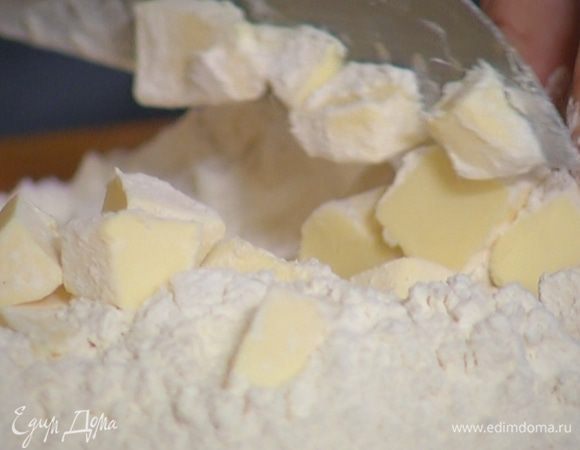 Приготовить тесто: предварительно охлажденное сливочное масло порубить и растереть вместе с мукой в крошку, влить 1/2 стакана воды, лимонный сок и замесить.