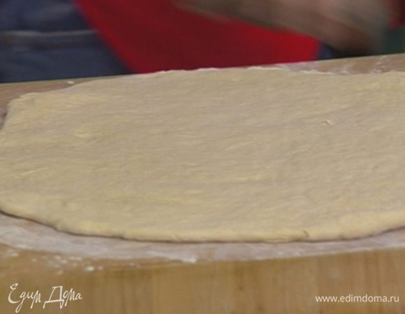 Раскатать тесто в пласт, уложить на бумагу для выпечки и отправить на час в холодильник.