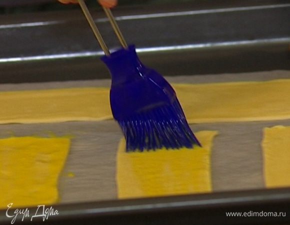 Яйцо взбить и смазать полоски теста, присыпать их сахаром и выпекать в разогретой духовке 15 минут, затем остудить.