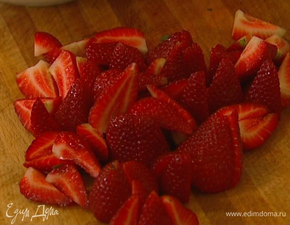 Клубнику нарезать четвертинками.