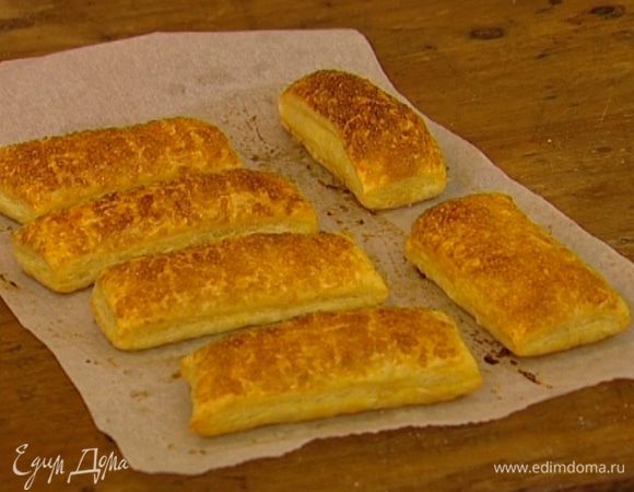 Остывшие полоски теста разрезать вдоль на две части.