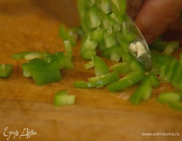 Половинку перца чили мелко нарезать. 