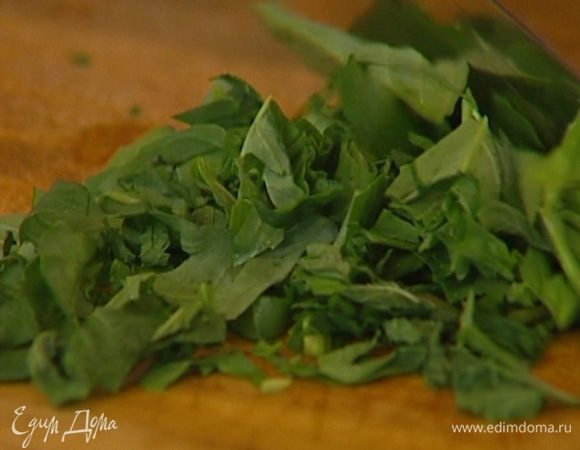 Листья мяты и базилика измельчить.
