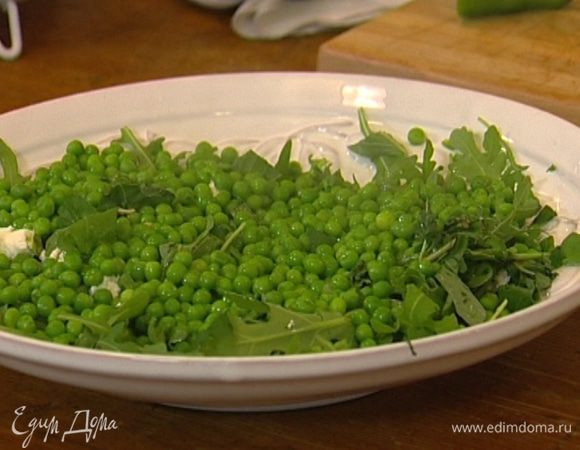 Руколу выложить на блюдо, сверху покрошить козий сыр, присыпать перцем чили, мятой и базиликом, выложить отваренный горошек и все перемешать. 