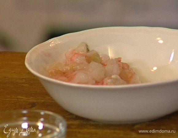 У лангустинов надрезать хвосты, вынуть мясо.