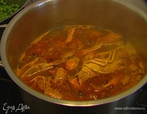 Добавить томатную пасту, 100 г сухого вина, душистый перец и куркуму, все перемешать и залить литром горячей воды. Готовить бульон на медленном огне 30−40 минут, немного посолить, затем процедить.