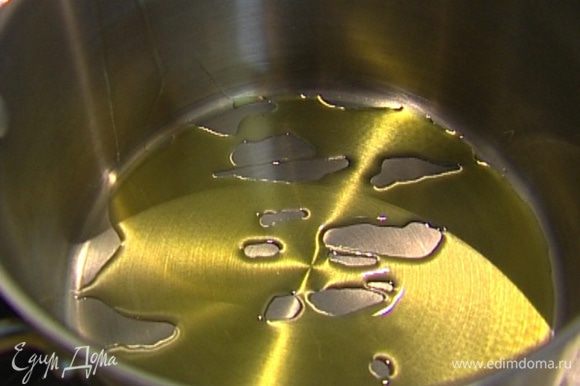 Разогреть в тяжелой кастрюле 1 ст. ложку оливкового масла.