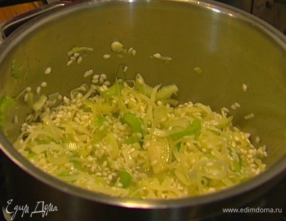 Всыпать рис и сделать тостатуру, то есть обжаривать до прозрачности 1−2 минуты.