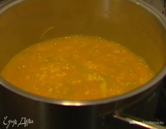 Влить оставшееся вино; когда оно слегка выпарится, постепенно, половник за половником, добавлять бульон. Варить ризотто 18−20 минут, постоянно помешивая.