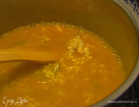 В конце добавить мясо лангустинов, посолить, перемешать и подержать на огне еще 1−2 минуты.