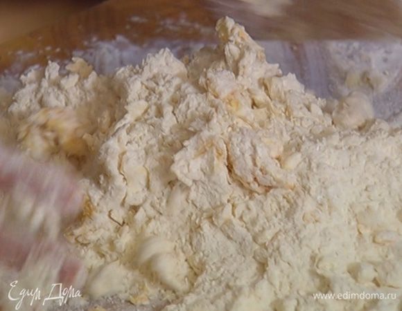 Приготовить тесто: 125 г предварительно охлажденного сливочного масла растереть с мукой, яйцом, 1 ст. ложкой ледяной воды, солью и сахаром. 