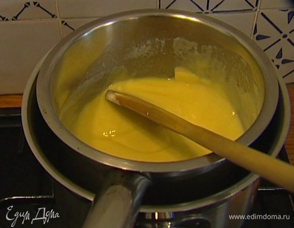 Белый шоколад с оставшимся сливочным маслом растопить на водяной бане. 