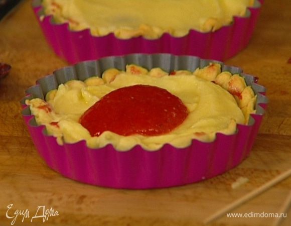 Смазать тарталетки вареньем, выложить в каждую растопленный белый шоколад, распределить его по тарталетке, а сверху выложить в центр по 1 ч. ложке взбитой клубники и с помощью зубочистки сделать клубничные разводы. 
Остудить пирожные и подавать.
