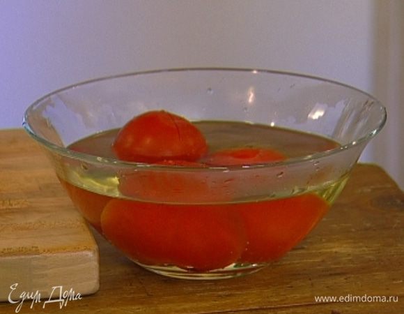 Помидоры обдать кипятком, снять с них кожицу, мякоть мелко порубить, удалив лишний сок.