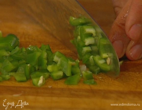 Перец чили разрезать пополам, из одной части удалить семена и мелко ее порубить, вторую половинку порубить вместе с семенами.