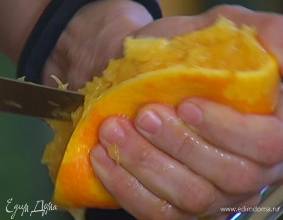 Из лайма и половинки апельсина выжать сок.