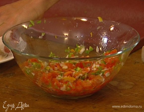 Смешать помидоры, лук, перец чили, цедру и сок лайма и апельсина, добавить соль.