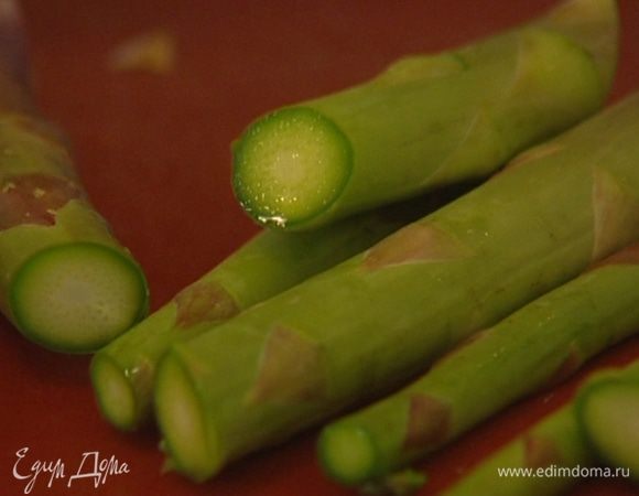 Стебли спаржи разрезать на 2‒3 части, верхушки отложить в сторону, остальные кусочки добавить к овощам и варить еще 5‒7 минут до готовности картофеля.