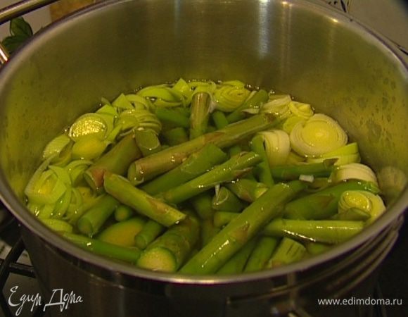 Нарезанные овощи залить бульоном, довести до кипения на медленном огне и варить в течение 10 минут.