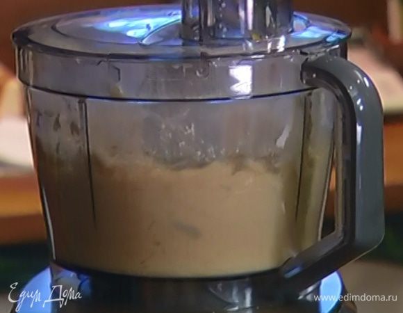 Приготовить тесто: 200 г муки, 150 г предварительно охлажденного сливочного масла, сметану и 1 ст. ложку ледяной воды растереть в крошку, добавить по щепотке соли и сахара и замесить.