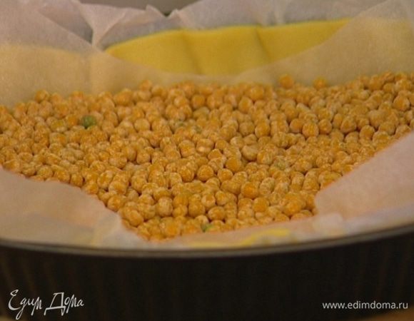 Сверху накрыть бумагой для выпечки, присыпать горохом и выпекать 15 минут в разогретой духовке, затем горох убрать и выпекать еще 5 минут. 