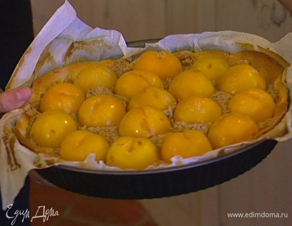 Убавить температуру духовки до 180°С и выпекать пирог около 30 минут. 